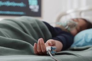 Московская школьница попала в больницу, затянувшись странной самокруткой от парня из интернета