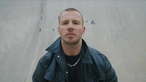 «Теперь Олег Смычок»: Майами обложил матом музыкантов кавер-группы и уронил их скрипку