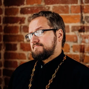 Мы не делим святых по специализации, поэтому мы можем молиться любому святому о чём угодно. Матронушка слышит молитвы о самых разных нуждах, но наиболее часто к ней обращаются с просьбами об исцелении от болезней — как физических, так и душевных; просят помощи в создании семьи, укреплении брака, разрешении семейных конфликтов, рождении деток (в том числе и для бесплодных пар).