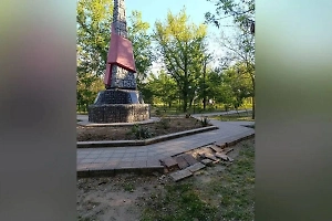Сняли флаги и разломали плитку: Вандалы осквернили памятник советским воинам под Херсоном