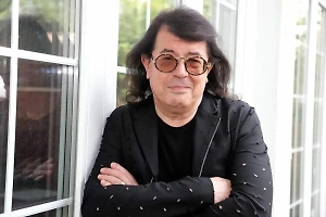 Эта идея мне никак, поскольку все варианты в истории человечества, ремиксов, ремейков, переделок, они все хуже оригинала, все до единого. Все попытки снять «Кавказская пленница-2» или «Бриллиантовая рука-2». Ну, вы знаете, наши современные пытаются снять старые фильмы. Сами придумать ничего не могут и делают ремейки. Это всё обречено. Поэтому это никак не идея.