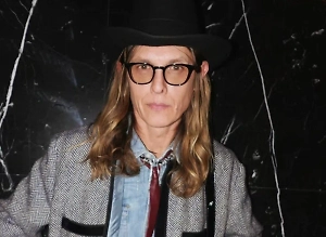 Мы уважаем таких людей. Она очень похожа на большинство женщин, которые не особо улыбчивые. Она очень похожа на нас, это наше выражение лица. Мы очень редко улыбаемся, мы всегда на надрыве чуть-чуть. Вот в ней это есть — она всегда на дерзости, на решительности. Это очень похоже на российскую женщину. И российские дамы, я думаю, видят в ней себя отчасти.