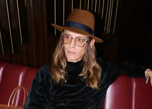 Если бы женщина разбогатела, она обязательно выглядела бы так же: всё отпаренное, всё холёное, всё идеальное, не экспериментирующее с модой. Больше обращается к классике, солидная, собранная, с красивыми сумками.