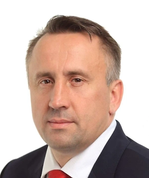 Традиционно для «красного угла» выбирается восточная сторона дома, как это делали в русских избах. Восток – это сторона восходящего солнца, символ света и начала. Если нет возможности ориентировать угол на восток, можно выбрать любое другое укромное и спокойное место в доме. Что касается наполнения красного угла, то здесь важно соблюдать меру и избегать излишеств. Основу должны составлять иконы Спасителя, Пресвятой Богородицы и святых, особо почитаемых в семье. Также уместны лампада, свечи, Библия, молитвослов и святая вода.