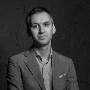 Только начинаются поставки, и, как и любой товар-новинка, они имеют более высокую цену, чем в сезон массовых поставок. Поэтому нынешняя цена, она, конечно, немножко завышена, но обусловлена ровно тем, что это первые ягоды, которые всегда стоят дороже, чем массовый урожай.