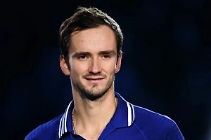 Угрожает выгнать: Медведев пожаловался, что жена не даёт ему отрастить усы