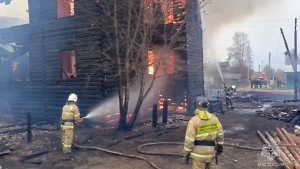 В Архангельской области горят жилой дом, два частных домовладения и хозпостройки