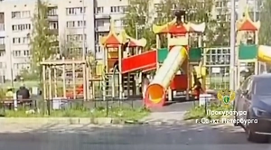Ребёнок получил разрыв почки при падении с крыши детского городка в Петербурге