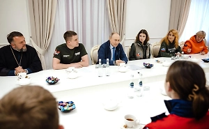 Путин передал привет маме помогающего жителям Курской области волонтёра Гамова