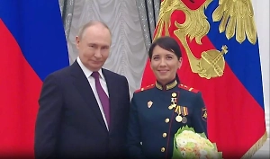 Приняла огонь на себя: Путин лично вручил звезду Героя России первой женщине за подвиг на СВО