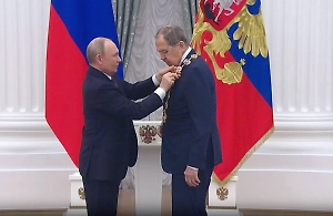 Путин лично вручил Лаврову орден Андрея Первозванного в Кремле