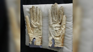 Запачканные кровью перчатки Линкольна продали на аукционе за $1,5 млн