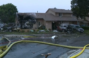 Бизнес-джет рухнул на военный городок в США, сгорело 15 домов