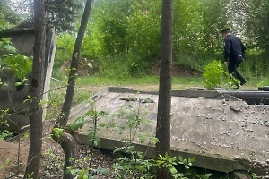 Бетонный забор рухнул на двух школьников в Подмосковье