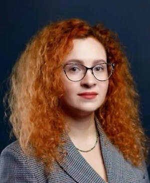 Длинношёрстных животных необходимо расчёсывать ежедневно с использованием пуходёрки, при этом особое внимание следует уделять зонам за ушами и в паховой области, где чаще всего образуются колтуны. Существуют специальные спреи с пантенолом — их применение помогает снизить электростатизацию шерсти и облегчает расчёсывание.  