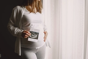 Почти каждая вторая россиянка отказалась бы от аборта в случае поддержки, показал опрос