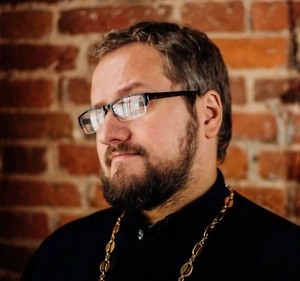 В современном обществе должно уважать право человека на свою веру, а не ущемлять его за проявление религиозных чувств. Такой подход — грубое нарушение прав и достоинства учеников.