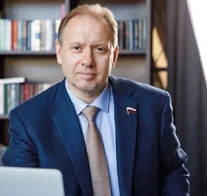 Зеленский на самом деле — это закомплексованный карлик, который мечтает выглядеть больше, чем он есть. Человек всю жизнь работал шутом, клоуном и теперь дорвался до генералов. И то, что он мечтает видеть себя этим Наполеоном и победителем, это видно даже по фильму, как он снимался в кинокомедии «Ржевский против Наполеона», где он играл Наполеона и старался быть очень убедительным. Всё это ему крайне нравилось.