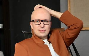 С ним хотят поговорить не из любви, а из желания понять: «Как так? Зачем так жёстко?» Здесь часто работает механизм вытеснения — когда мы не осознаём собственную тягу к контролю, но ищем её снаружи. То есть у человека возникают амбивалентные чувства к одной фигуре: одновременно страх и восхищение, любовь и осуждение.