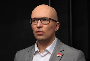 Психика так устроена: если в реальности нет фигуры, которая даст нам поддержку или смысл, она «воскрешает» образы. Это не про фантазии — это способ услышать себя через другого. Иногда хочется поговорить с Пушкиным, чтобы снова почувствовать вдохновение. Или с Вангой — чтобы поверить, что всё будет хорошо. Или с Жириновским — чтобы прожить злость и не разрушить ею себя.