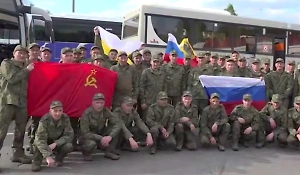 Российские бойцы, вернувшиеся после обмена с Украиной, встретили Родину троекратным «ура»