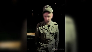 В Запорожье задержали мужчину в нацистской форме, гулявшего с гранатой