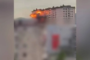 Момент столкновения дрона ВСУ с многоэтажкой в Новороссийске попал на видео