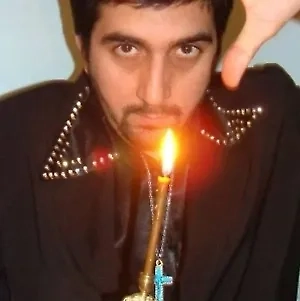 Лягушки хрипло пророчат в ночи знамение урожая, от которого кровь стынет и надежда оживает. Пчёлы гудят, словно стражи иного мира, предрекая аграриям плоды, что затмят мечты. 