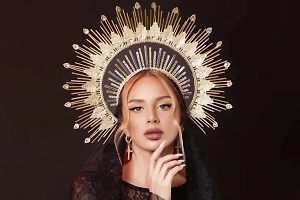 Анна Asti выбила передние зубы на концерте