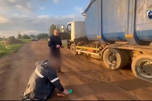 Водитель мусоровоза умер от удара током на кладбище под Новгородом