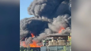 Площадь пожара на складе в Красногорске увеличилась до четырёх тысяч квадратов