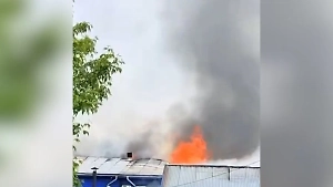 Мощный пожар охватил пекарню в Красноярске