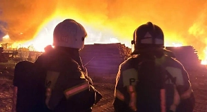 Мощный пожар охватил лесопромышленный комбинат в Великом Устюге