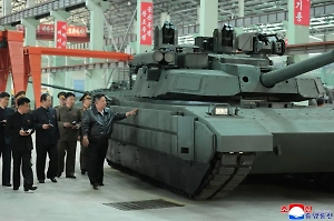 Ким Чен Ын проверил, как в Северной Корее строят танки и остался доволен