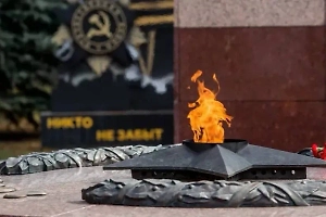 Погрузиться в атмосферу Победы: ИИ «оживил» фото 1945 года