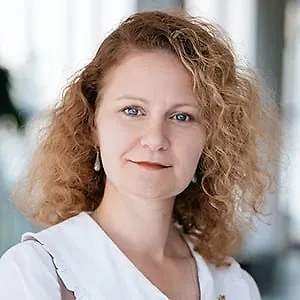 Конечно, бывает, что интересы членов семьи не совпадают. И в этом нет ничего плохого. Можно дать несколько рекомендаций в таких ситуациях. Во-первых, следует заранее обсудить желания каждого члена семьи и договориться о порядке выполнения разных дел или об их чередовании. Во-вторых, в семье не обойтись без компромиссов. Можно пойти на уступки и выбрать занятие, которое понравится всем, или то, которое ещё не пробовали. Или разделить выходные так, чтобы каждому удалось сделать то, что ему по душе. Сегодня мы активно проводим время, идём на пикник, а завтра дома играем в настольные игры, смотрим фильмы.