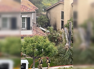 Самодельный самолёт упал на жилые дома в Калифорнии, пилот погиб