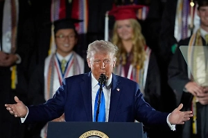 «Мы ближе с одной из сторон»: Трамп заявил о прогрессе в переговорах по Украине