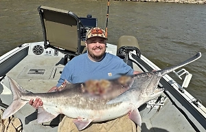 «Её ударил винт лодки»: Рыбак в США поймал рыбу-зомби весом в 45 кг