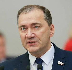 Плестись нестройной малочисленной колонной за кавалерией, маневрируя между навозными кучами, — так видит свой успех киевский режим, присягнувший на верность западным хозяевам. Такое странное и нелепое шествие по улицам Лондона не имеет ничего общего с парадом, как бы Киев ни пытался слепить из этого очередной повод для гордости.