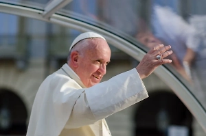 Ватикан упразднил два символа власти папы римского Франциска