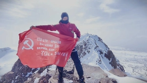 Альпинисты развернули Знамя Победы на высшей точке Армении — горе Арагац