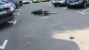 «Не подходите лучше!»: Появилось видео с места падения частей дрона в Подмосковье, рухнувшего на парковку