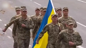 Позорный марш ВСУ по навозу сочли костью, которую Лондон бросил Киеву