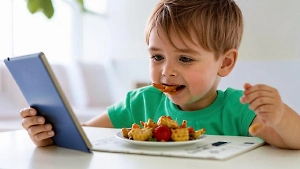 Дофаминовая ловушка: Родителям объяснили, почему нельзя включать детям мультики во время еды