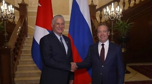 Наш народ знает правду: Президент Кубы признался, что следит за Медведевым в соцсетях