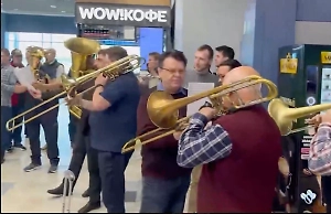 «Первым делом — самолёты»: Застрявший в Домодедово оркестр устроил концерт для пассажиров