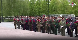 Делегации из Египта, Индии и других стран возложили цветы к Могиле Неизвестного Солдата