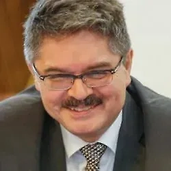 Выкидывать ленты с флагами после 9 Мая или нет — от совести каждого зависит. В моей семье эти ленточки и такие значки с прикреплённой книгой и георгиевской ленточкой хранятся дома. И мы достаём их на 9 Мая, чтобы целый день ходить. У нас в семье заведено так. Я думаю, что это правильный обычай. По крайней мере, я и мои дети не выбрасываем эти флажки.