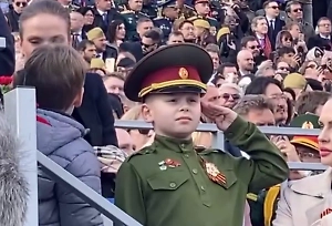 Юный патриот растрогал тысячи россиян, отдав честь парадным расчётам на Красной площади